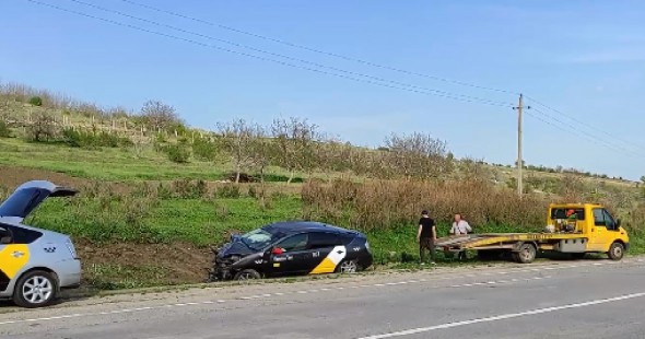 Accident GRAV cu implicarea a două mașini de TAXI pe traseul Chișinău-Bălți